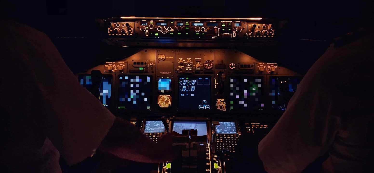 B737-700 Cockpit Center Console